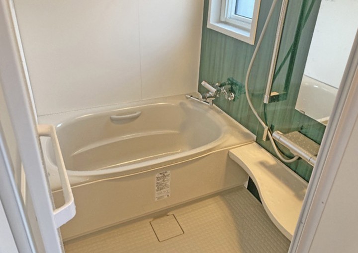 タイルの浴室から掃除も簡単＆暖かいシステムバスルームに変身